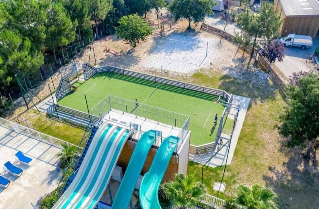 Photo de la galerie de l'établissement Mobilhome tout confort 40 m2 pour 4 personnes, à Saint-Julien-en-Born
