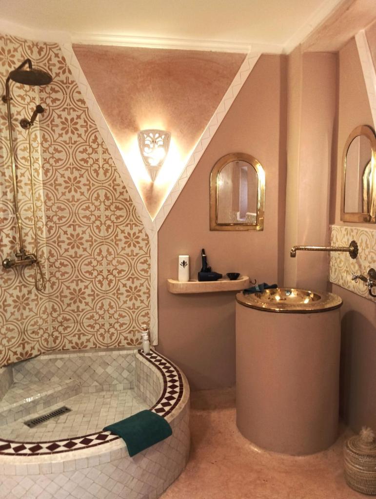 une salle de bain avec une baignoire et un lavabo dans l'établissement Dar Taliwint, à Marrakech
