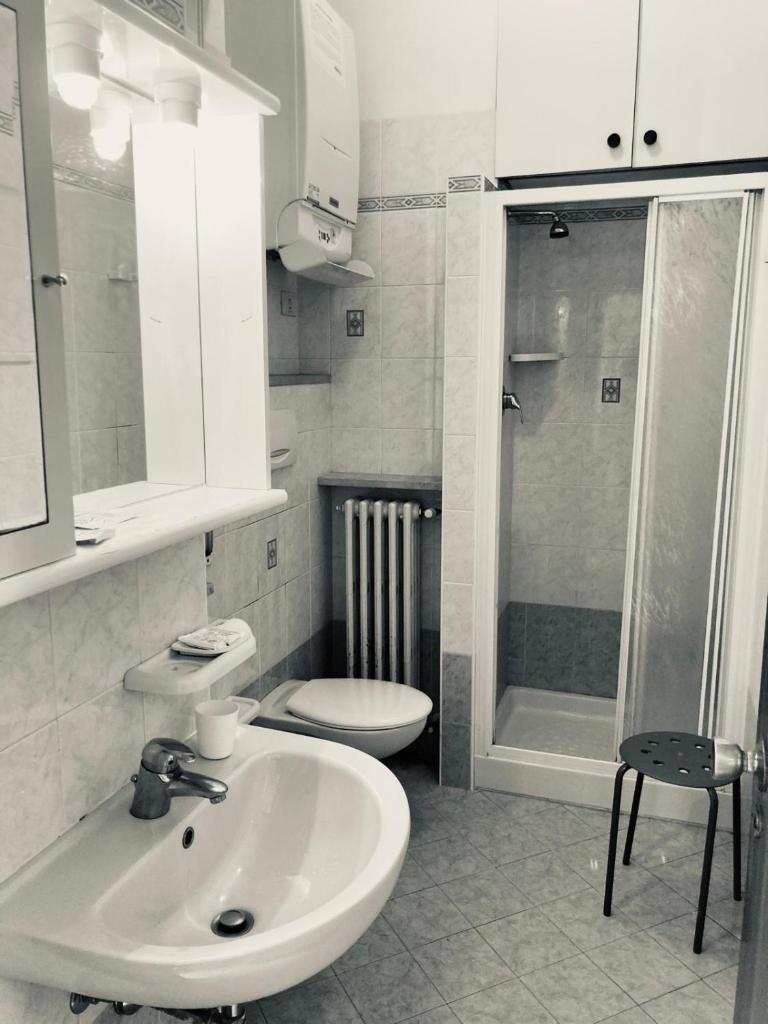 une salle de bain avec un lavabo et des toilettes dans l'établissement Hotel President, à Cesenatico