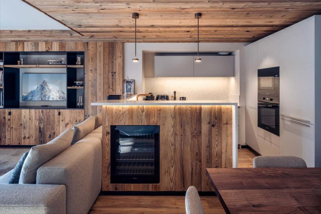 un salon avec cheminée et une cuisine dans l'établissement Antarès URSA 403 - luxury apartment ski inski out, à Méribel