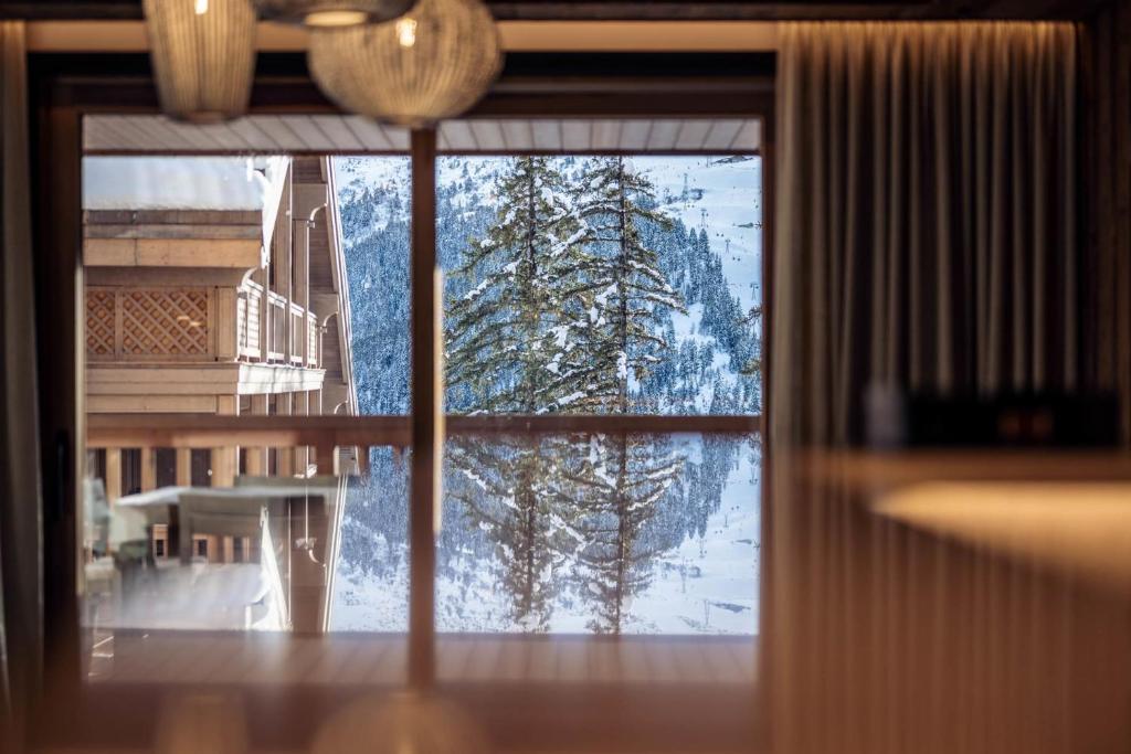 une fenêtre avec vue sur une montagne enneigée dans l'établissement Antarès URSA 403 - luxury apartment ski inski out, à Méribel