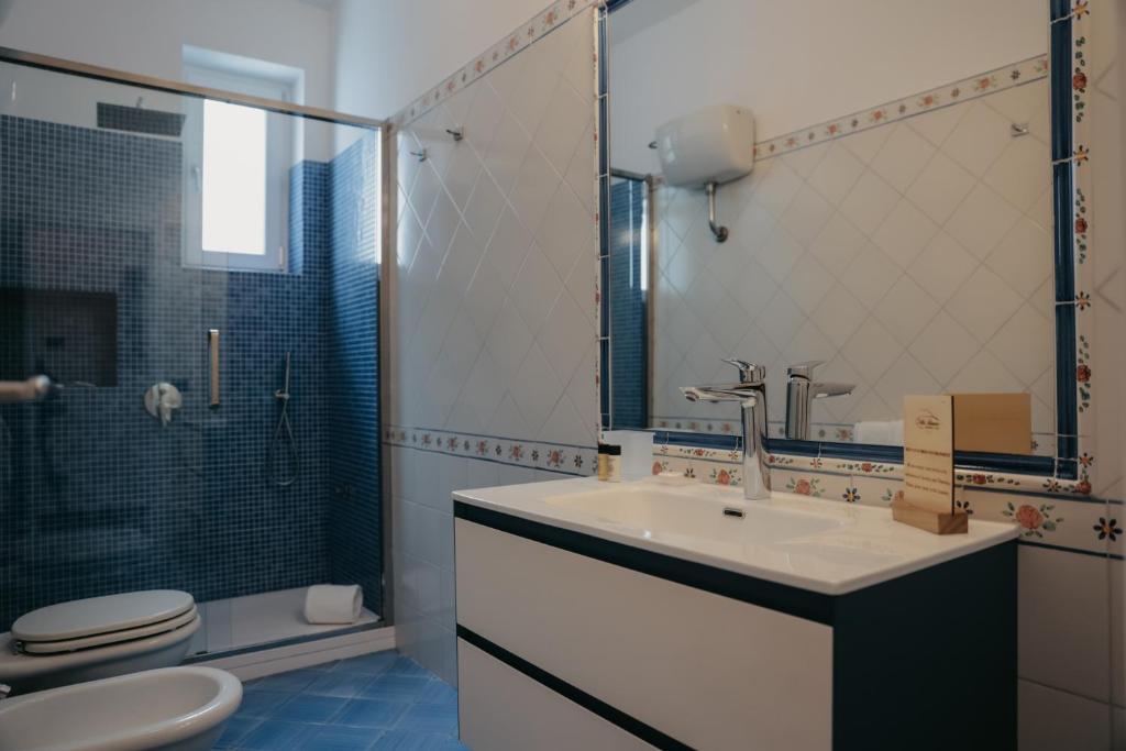 une salle de bain avec un lavabo, des toilettes et une douche dans l'établissement Villa Bianca Sorrento, à Sorrente
