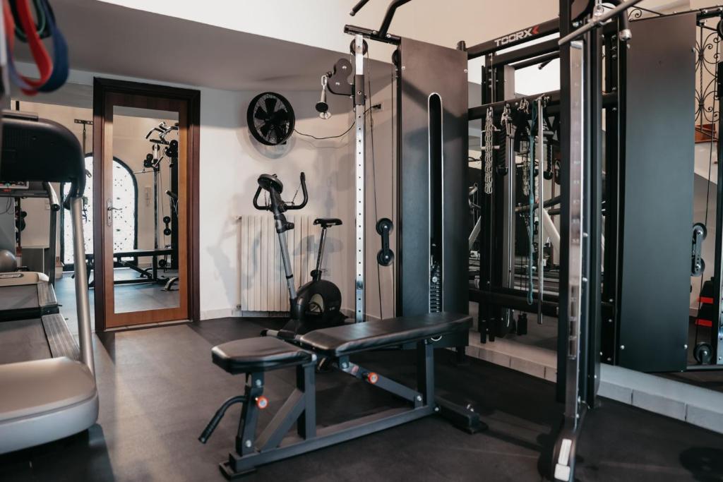 une salle de sport avec tapis de course et machines elliptiques dans l'établissement Villa Bianca Sorrento, à Sorrente