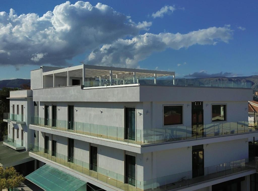 Un grand bâtiment blanc avec un balcon est disponible. dans l'établissement Maiorano Boutique Hotel, à Manfredonia