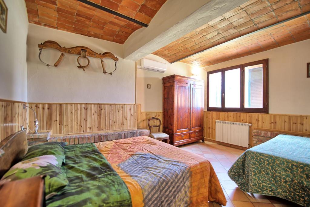 une chambre avec deux lits dans une pièce dans l'établissement Villa Mario by PosarelliVillas, à Lucignano 29 autres photos