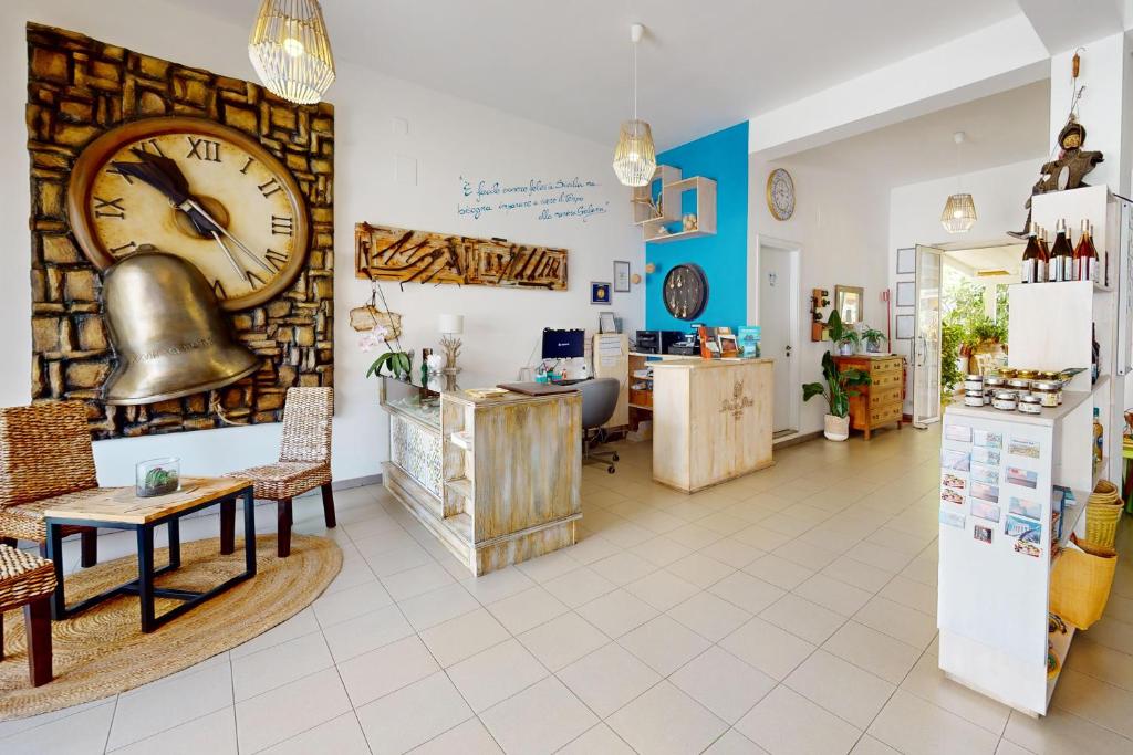 une chambre avec une grande horloge sur le mur dans l'établissement Hotel Donna Rosa, à SantʼAlessio Siculo