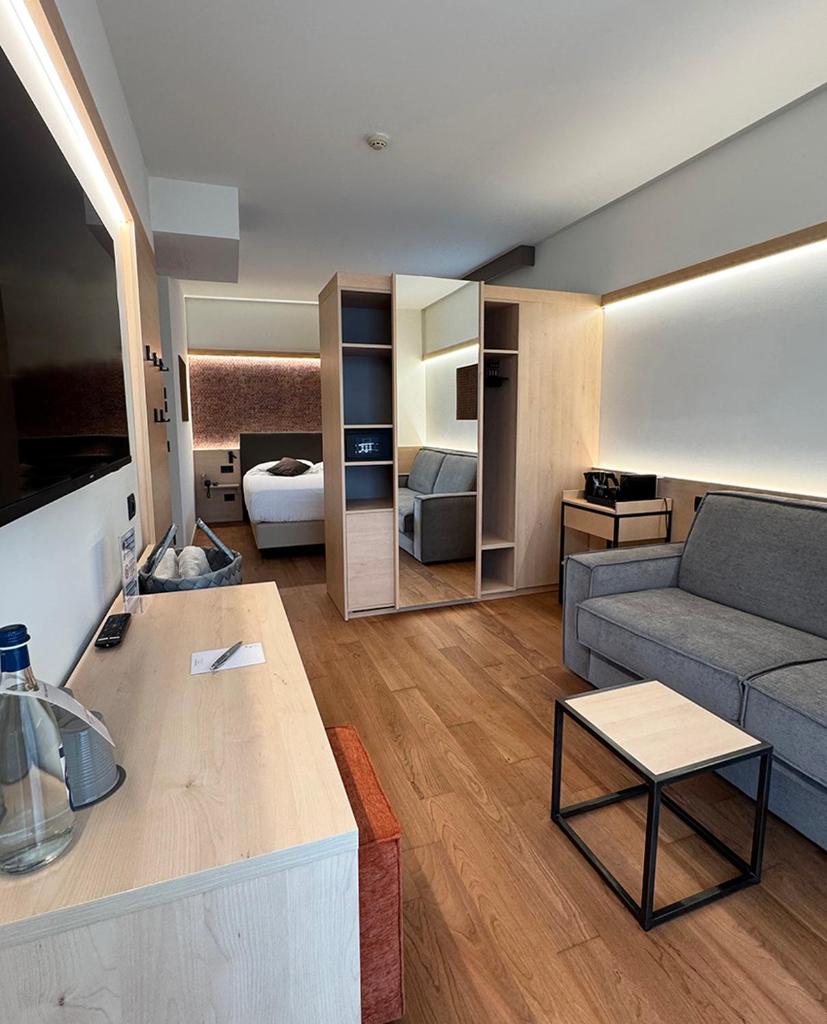 un salon avec un canapé et une table dans l'établissement Hotel Villa Letizia, à Bardolino