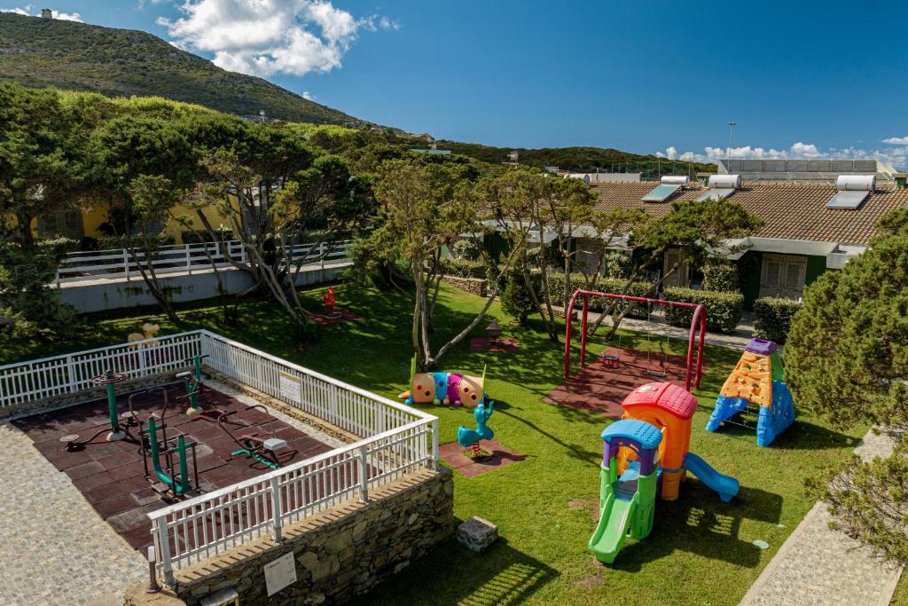 une vue aérienne d'un parc avec une aire de jeux dans l'établissement Club Esse Sporting, à Stintino