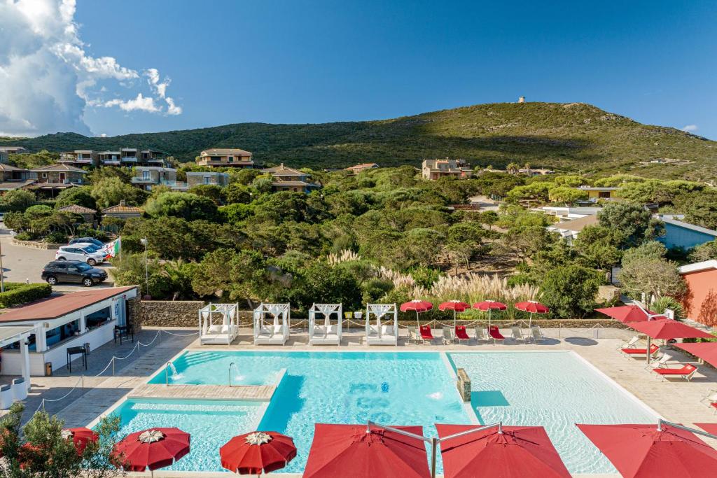 - une piscine avec des parasols et un complexe dans l'établissement Club Esse Sporting, à Stintino