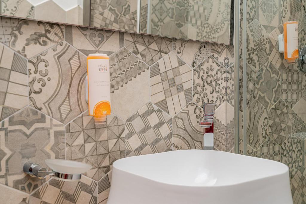 une salle de bain avec un lavabo blanc et un miroir dans l'établissement Club Esse Sporting, à Stintino