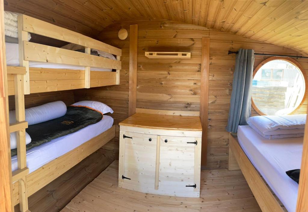 - une chambre avec 2 lits superposés dans une cabane en rondins dans l'établissement Camping Les Hauts de Rosans, à Rosans