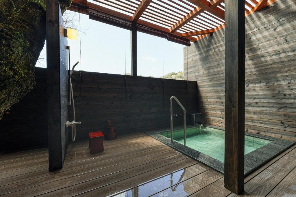 - une piscine dans une maison avec une baignoire en verre dans l'établissement 源泉掛け流しの宿Albergo湯楽, à Yugawara 37 autres photos