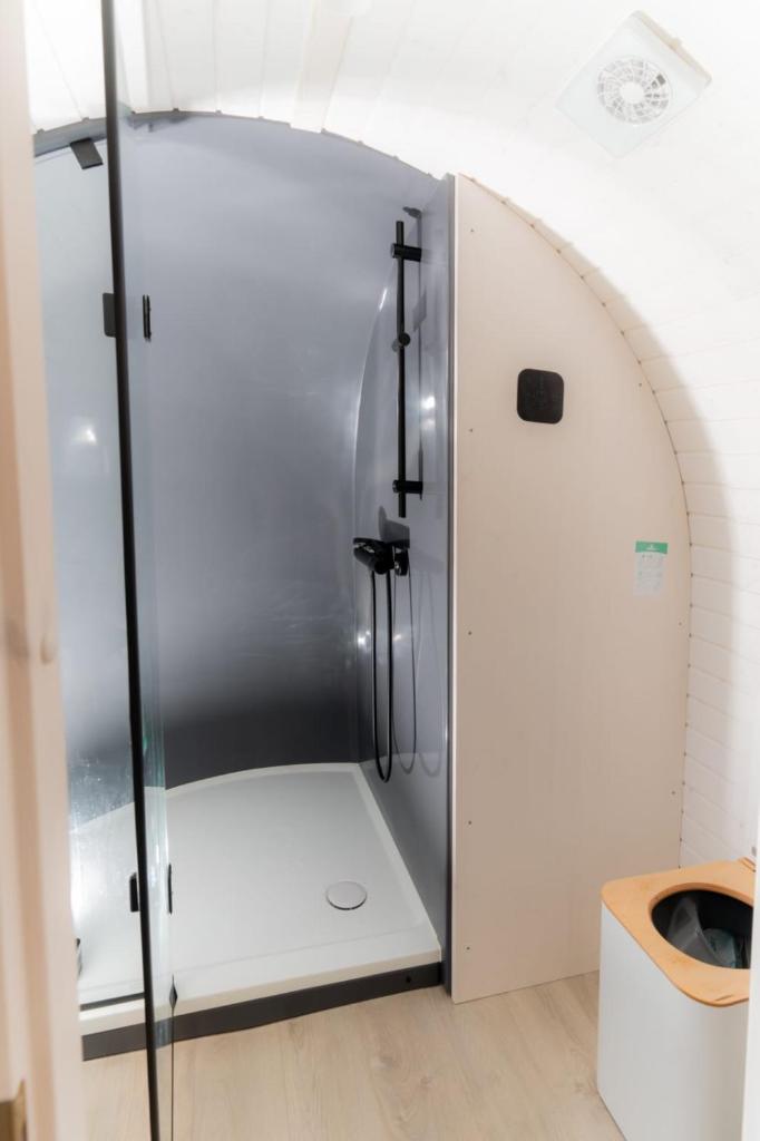 une cabine de douche dans une salle de bain avec toilettes dans l'établissement La Cachottiere, à La Bastide-Pradines