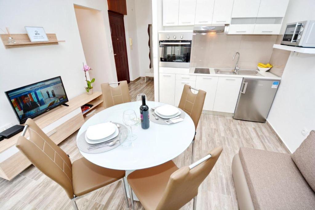 Apartment T&L 8