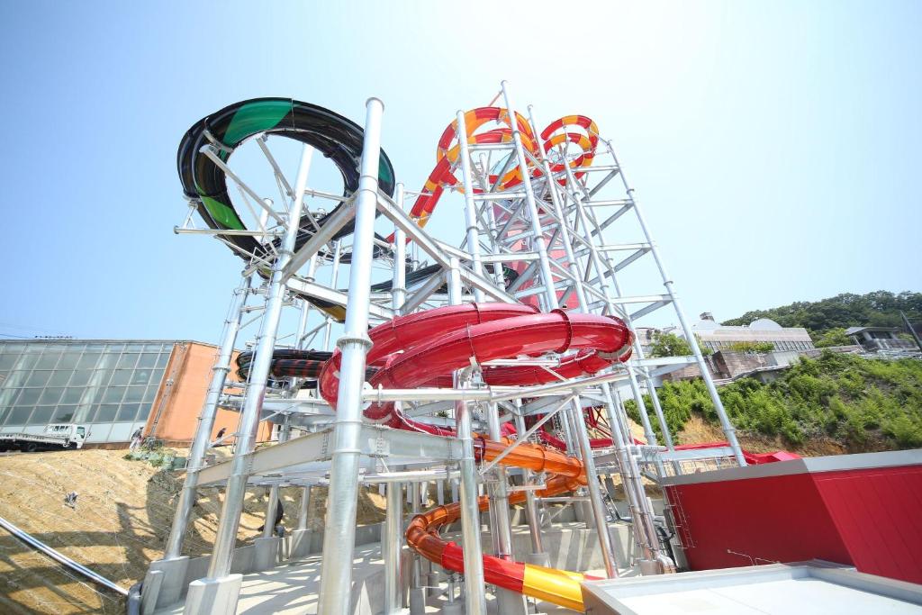 un rouleau-compresseur sur un navire de croisière dans l'établissement Spa Resort Hawaiians Monolith Tower, à Iwaki