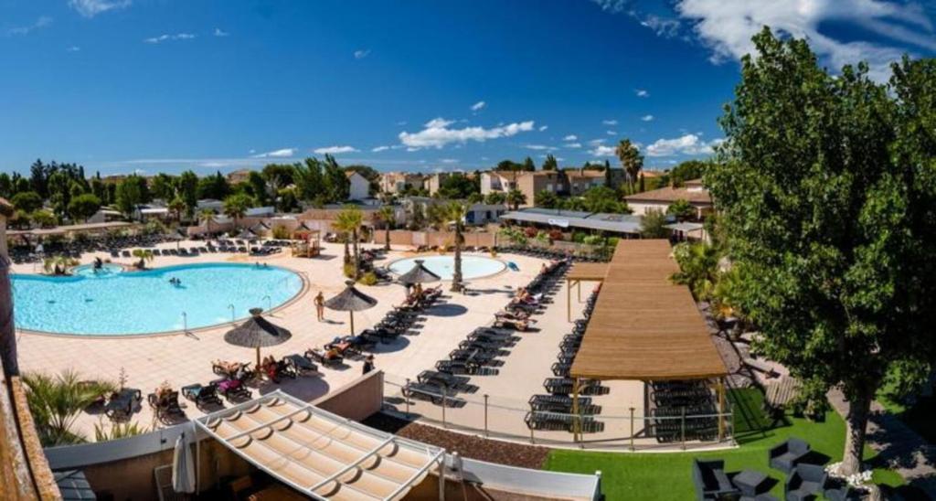 une vue aérienne d'un complexe avec piscine dans l'établissement Mobil-home 6 personnes valras-plage camping 4 étoiles, à Sérignan