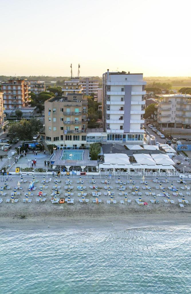 une plage avec un tas de bateaux et quelques bâtiments dans l'établissement Bikini Tropicana Family Hotel, à Lido di Savio
