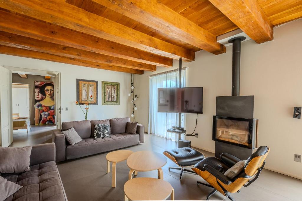 un salon avec un canapé et une cheminée dans l'établissement Villa Aurora, à Trecastelli
