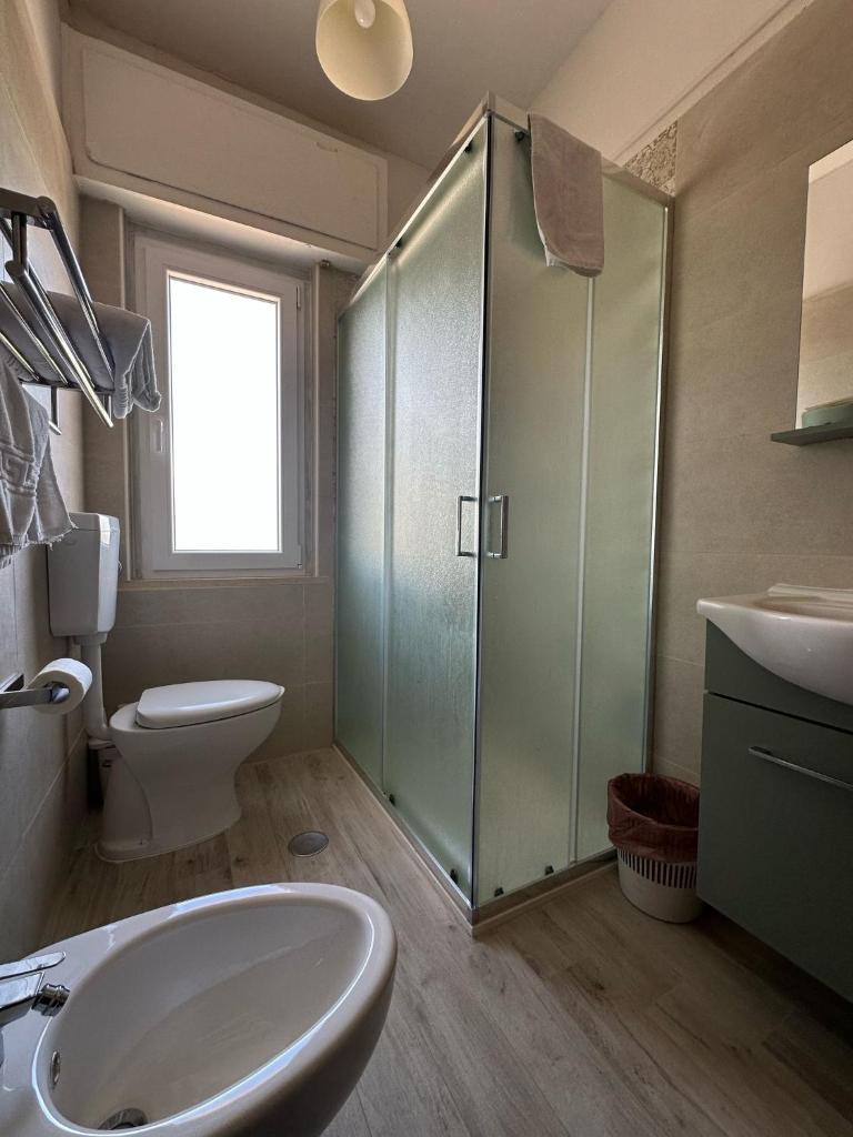 une salle de bain avec une douche, des toilettes et un lavabo dans l'établissement Hotel Costa Jonica, à Sellia Marina