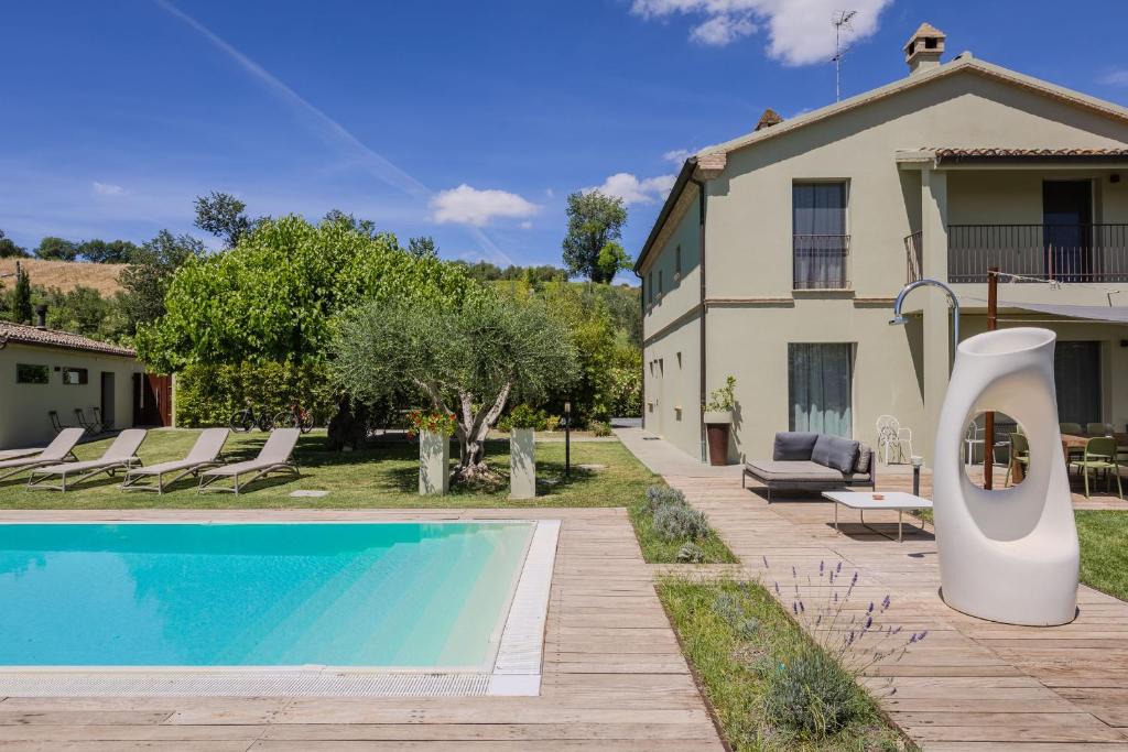 une villa avec piscine et une maison dans l'établissement Villa Aurora, à Trecastelli