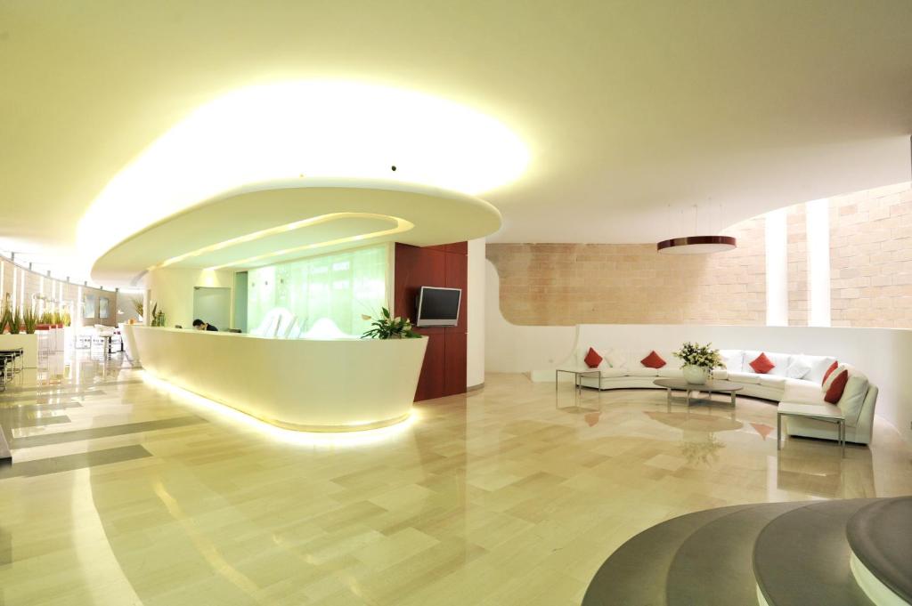 un grand hall avec une réception dans un bâtiment dans l'établissement Valtur Baia del Gusmay Beach Resort, à Peschici