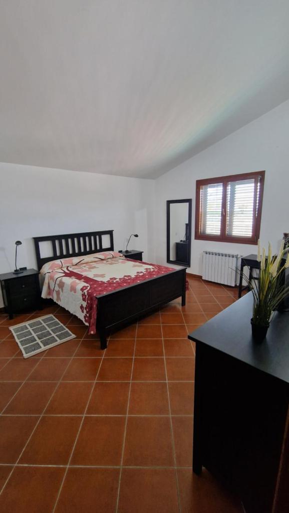 - une chambre avec un lit et du carrelage dans l'établissement Villa CARLOTTA, à Brucoli 103 autres photos