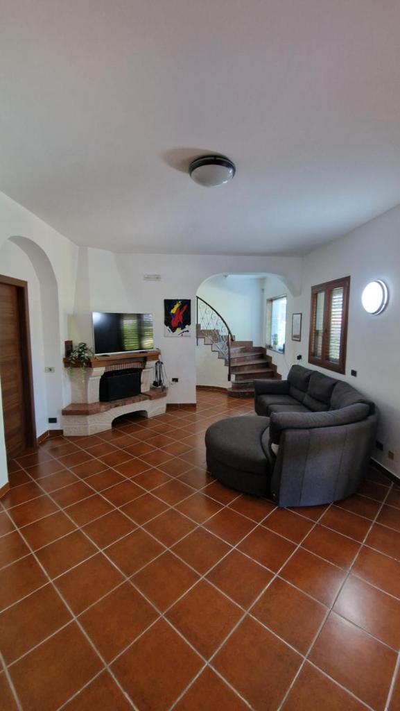 - un salon avec un canapé et du carrelage dans l'établissement Villa CARLOTTA, à Brucoli