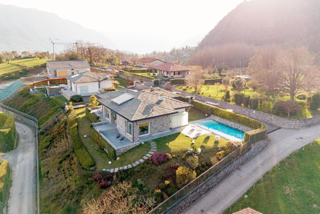 une vue aérienne d'une maison avec piscine dans l'établissement Villa Meraviglia, à Griante Cadenabbia