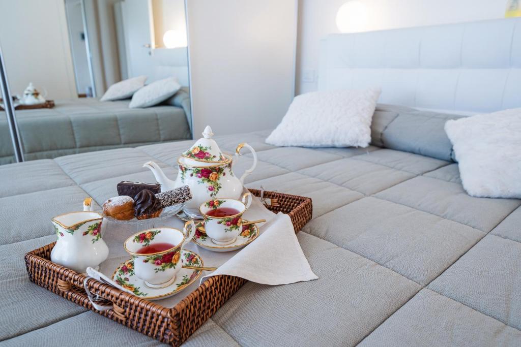 - un plateau/bouilloire sur un canapé dans l'établissement Villa Meraviglia, à Griante Cadenabbia