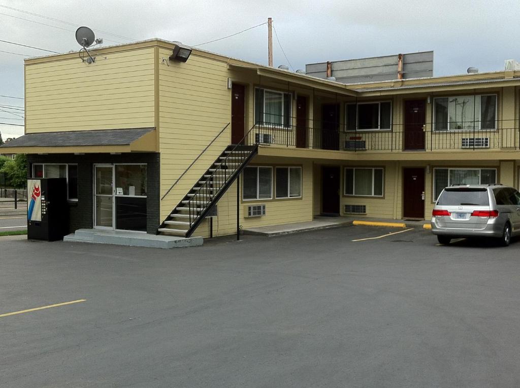 Economy Inn Image