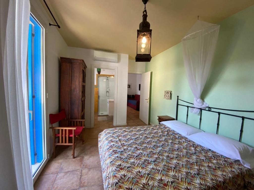 une chambre avec un lit et une grande fenêtre dans l'établissement Residence Ambra, à Lido di Jesolo