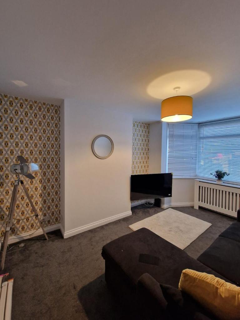 Cosy 3 Bed House Excellent Location NEC BHX HS2 Hot Tub Lazy Spa 5