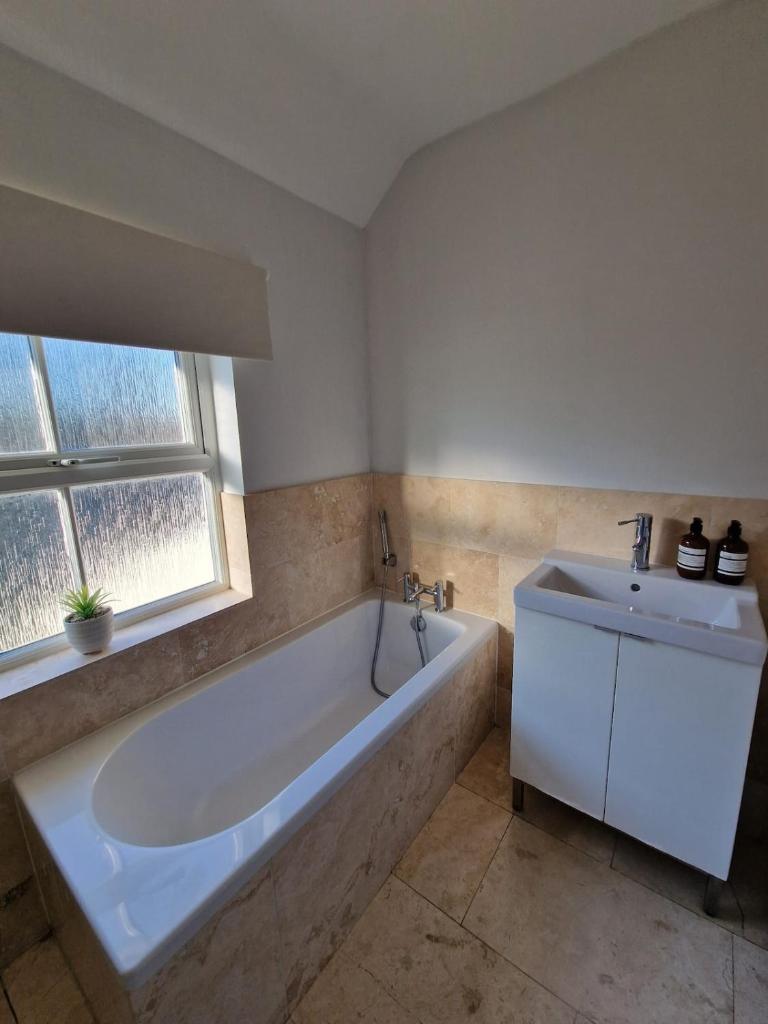 Cosy 3 Bed House Excellent Location NEC BHX HS2 Hot Tub Lazy Spa 3