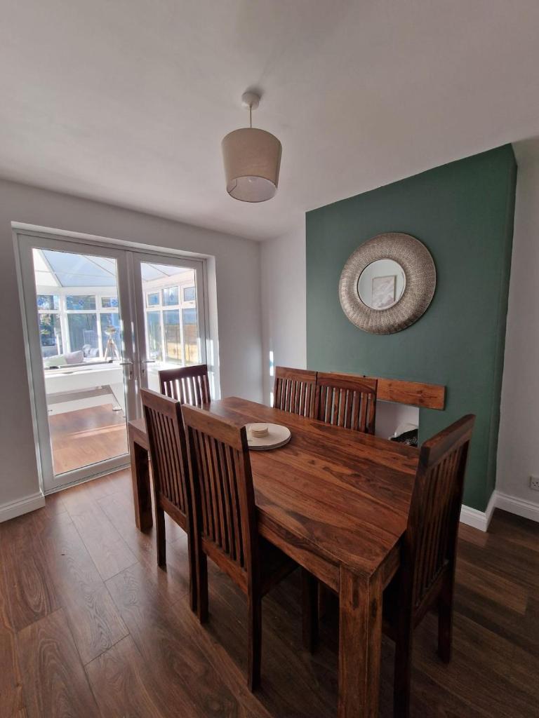 Cosy 3 Bed House Excellent Location NEC BHX HS2 Hot Tub Lazy Spa 4