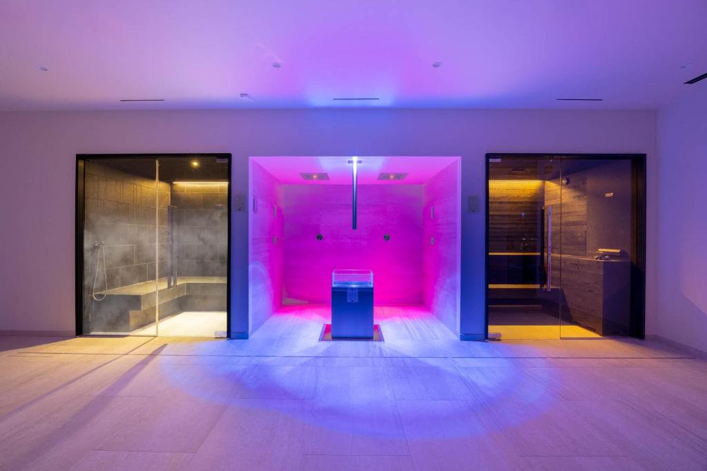 une chambre avec des lumières roses et une poubelle dans l'établissement Hotel Continental, à Santa Margherita Ligure