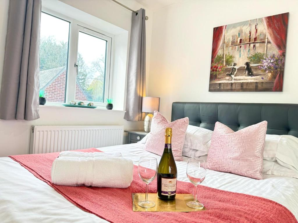 Walnut Flats-F5, Stylish 1-Bedroom - Parking, Netflix, WIFI - Close to Oxford, Bicester & Blenheim Palace 1