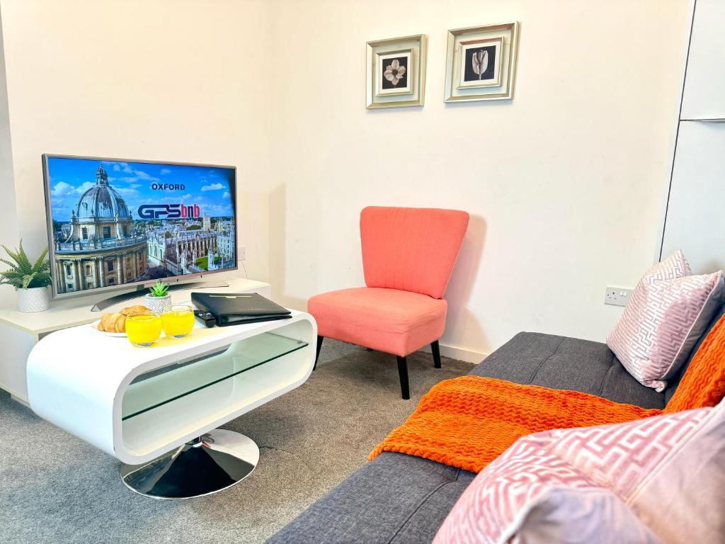 Walnut Flats-F5, Stylish 1-Bedroom - Parking, Netflix, WIFI - Close to Oxford, Bicester & Blenheim Palace 5