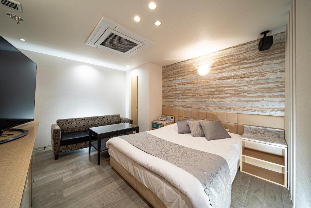 une chambre d'hôtel avec un lit et un bureau dans l'établissement ルトゥール姫路 Retur HIMEJI 男塾ホテルグループ, à Himeji 22 autres photos