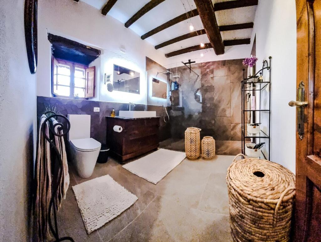 une salle de bain avec un lavabo, une baignoire et des toilettes dans l'établissement Casa Isabella - Villa mit Pool und Sauna, à Pierle
