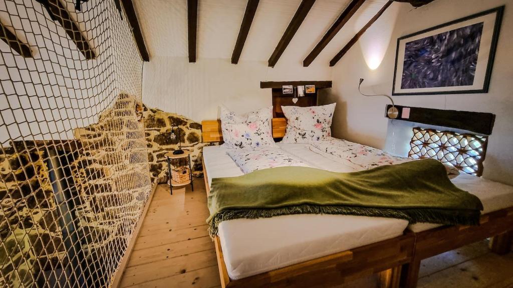 une chambre avec deux lits dans une pièce dans l'établissement Casa Isabella - Villa mit Pool und Sauna, à Pierle 22 autres photos