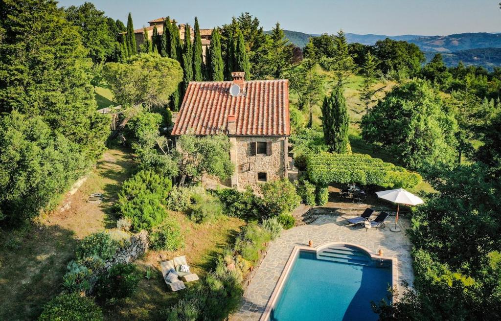 une vue aérienne d'une maison avec piscine dans l'établissement Casa Isabella - Villa mit Pool und Sauna, à Pierle