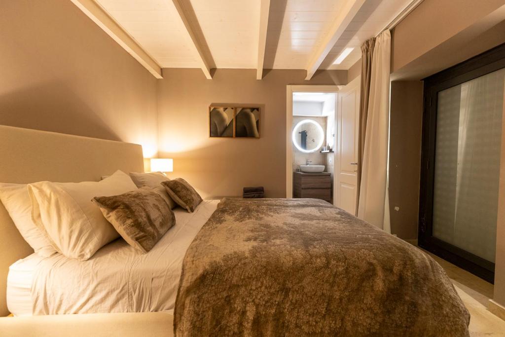 une chambre avec un grand lit dans une pièce dans l'établissement Secret Riad con piscina privata, à Noto