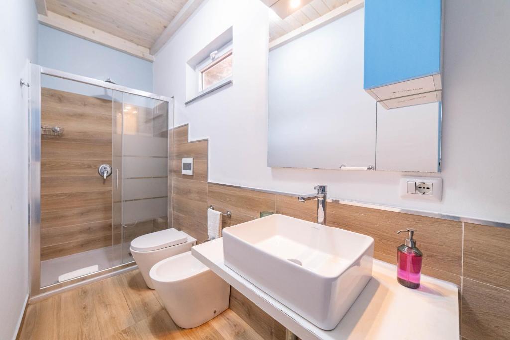 une salle de bain avec un lavabo et des toilettes dans l'établissement Villa Venere Sicily, à Piedimonte Etneo
