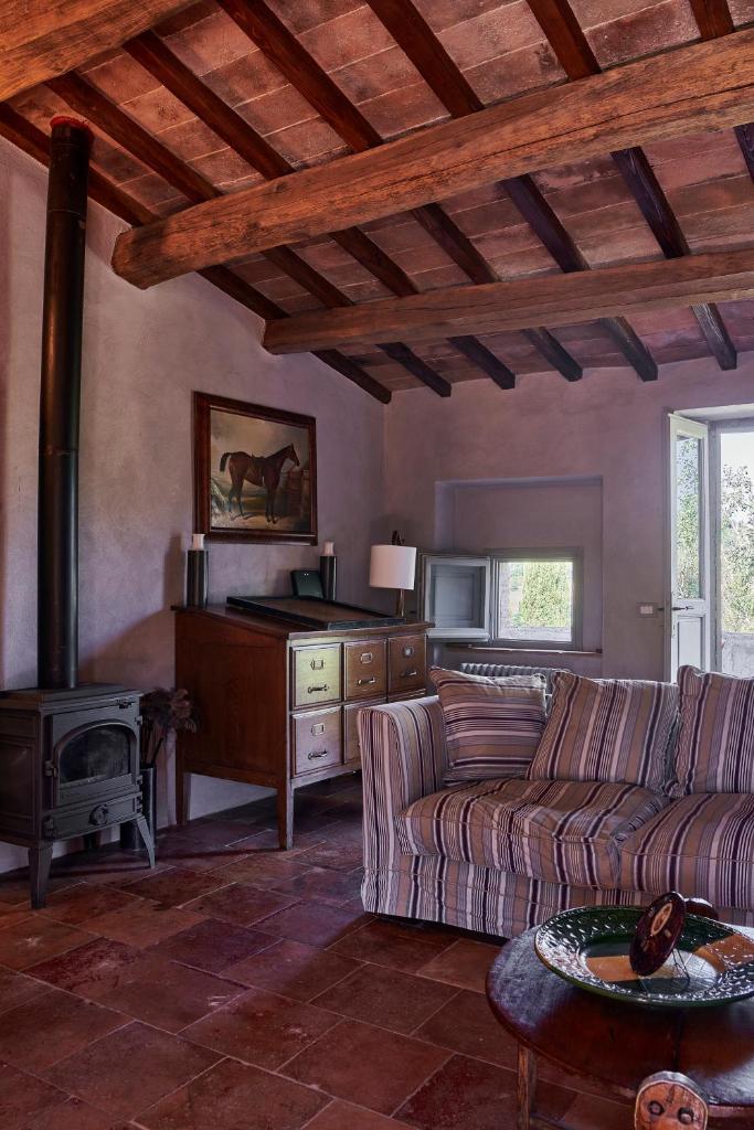 - un salon avec un canapé et une cuisinière dans l'établissement Villa Bacciana, à Montone