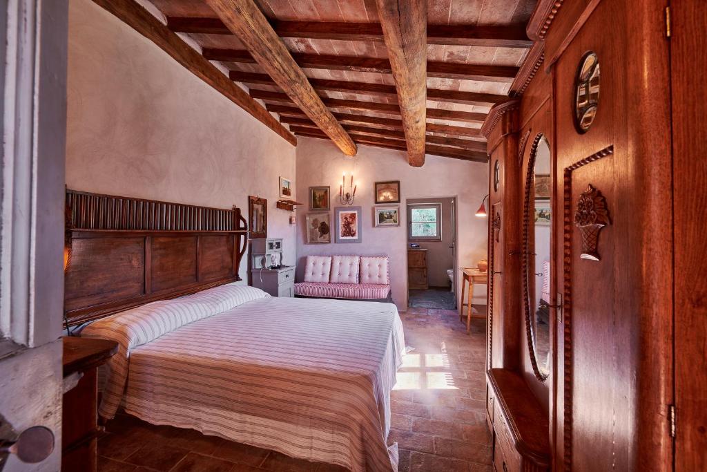 une chambre avec un grand lit dans une pièce dans l'établissement Villa Bacciana, à Montone
