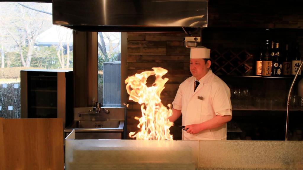- un chef debout dans une cuisine avec une cheminée dans l'établissement Hakone Fuga - Adult Only, à Hakone 37 autres photos
