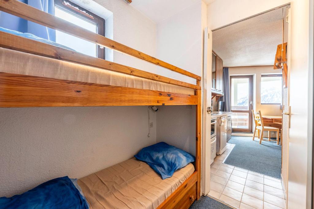 Ce lit superposé se trouve dans une petite chambre dotée d'une cuisine. dans l'établissement Les Bouquetins A, à La Rosière