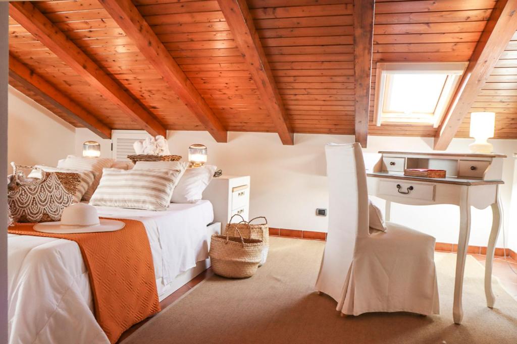 une chambre avec un lit et un plafond en bois dans l'établissement Villa Erika piscina privata, à Ispica 78 autres photos
