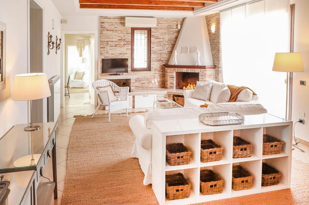 - un salon avec une table blanche et une cheminée dans l'établissement Villa Erika piscina privata, à Ispica