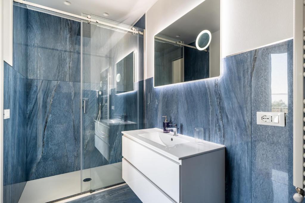 une salle de bain avec un lavabo et une douche dans l'établissement Villa Hercules Pool & Beach, à Palerme